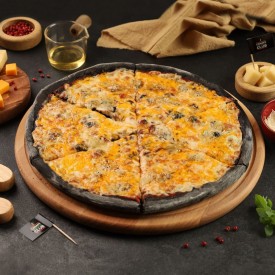 Черная Пицца «Четыре сыра»