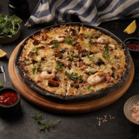 Черная Пицца с морепродуктами