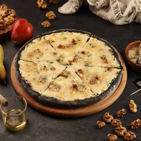 Черная Пицца горгонзола с грушей