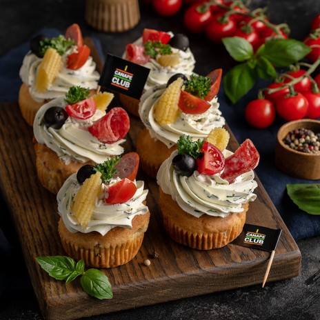 Ассорти сытных капкейков с колбасками и овощами