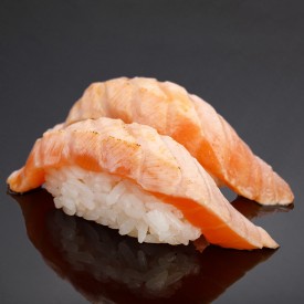 Суши обжаренный лосось с соусом юзу