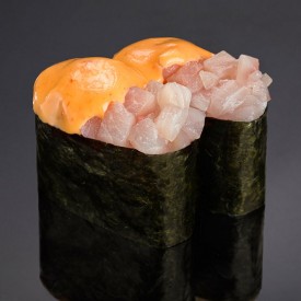 Суши спайси шимаджи (японская макрель)