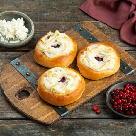 Ватрушки с творогом  и брусникой