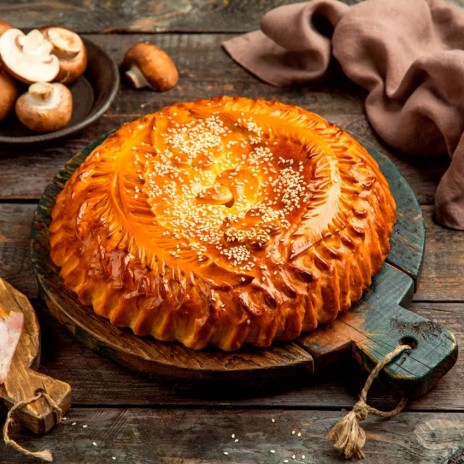 Пирог с копченым сыром, грибами и ветчиной