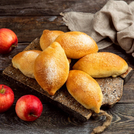 Пирожки с брусникой и яблоками