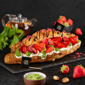 Мега круассан с клубникой и дубайской начинкой