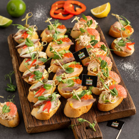 Брускетты с осетриной и камчатским крабом